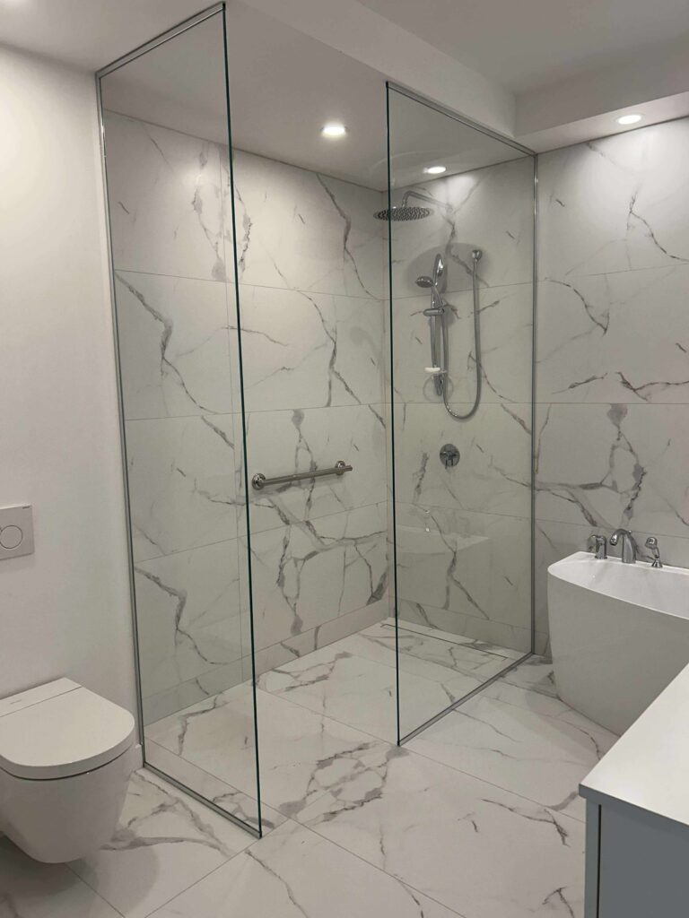 Douche en verre sur mesure installée par Vitrerie LM